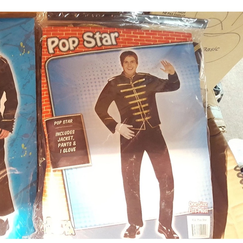 Black and Gold Military Costume
Pop king costume 3pcWHO CAN FORGET MJ MENS NW